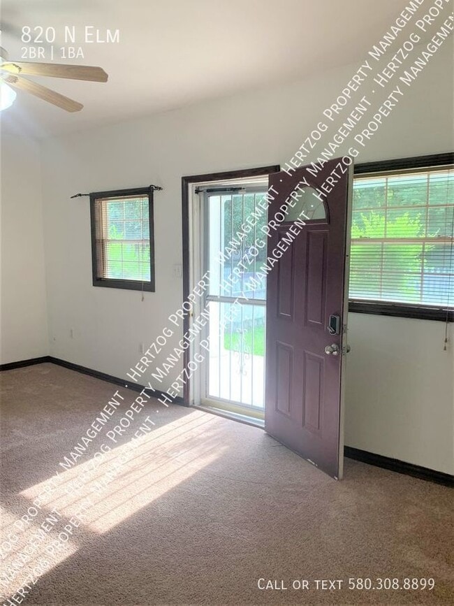 Building Photo - 820 N Elm-