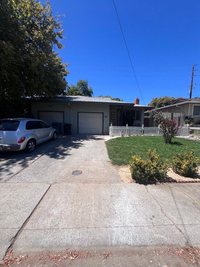 Building Photo - NICE UPDATED DUPLEX IN FAIR OAKS!!