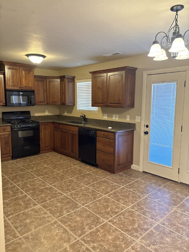 Building Photo - "Charming 3-Bed Townhouse in Cedar City – Spacious 1365 Sq Ft with 2.5 Baths!"