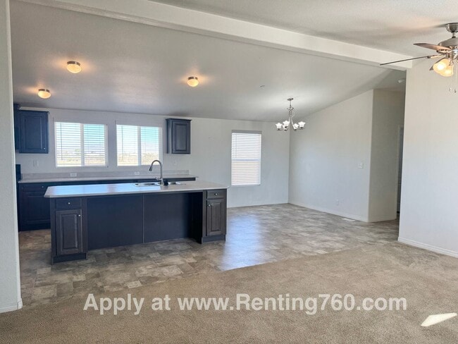 Building Photo - Huge 4 Bedroom Home!!