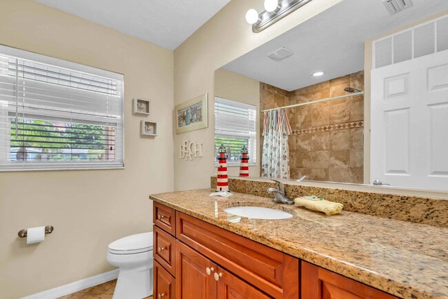 Building Photo - 2852 Gulf Gate Dr