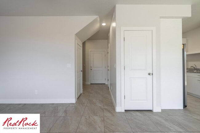 Building Photo - Gorgeous 3 Bedroom Townhome in Washington!