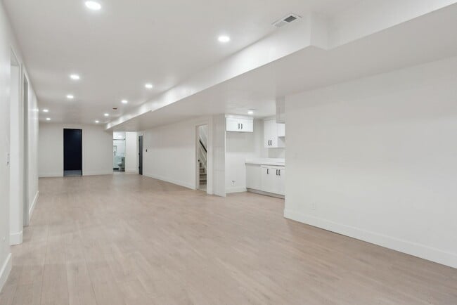 Building Photo - Stunning Single Family Home In Beautiful N...