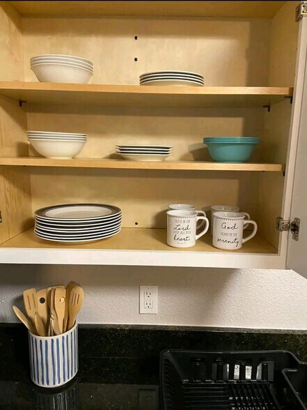 Building Photo - 921 W Penfield St