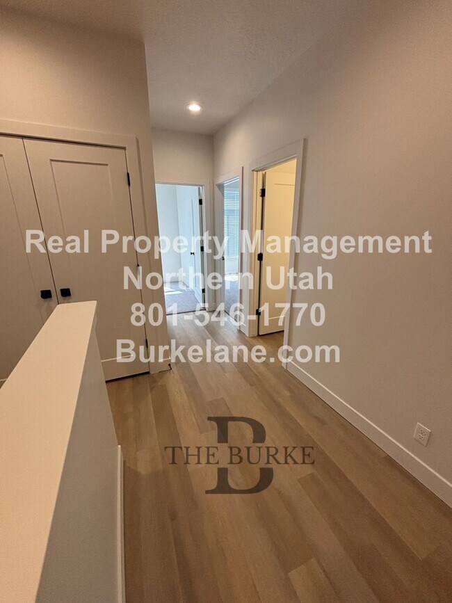 Building Photo - Where Comfort Meets Convenience. Elevated Townhome Living