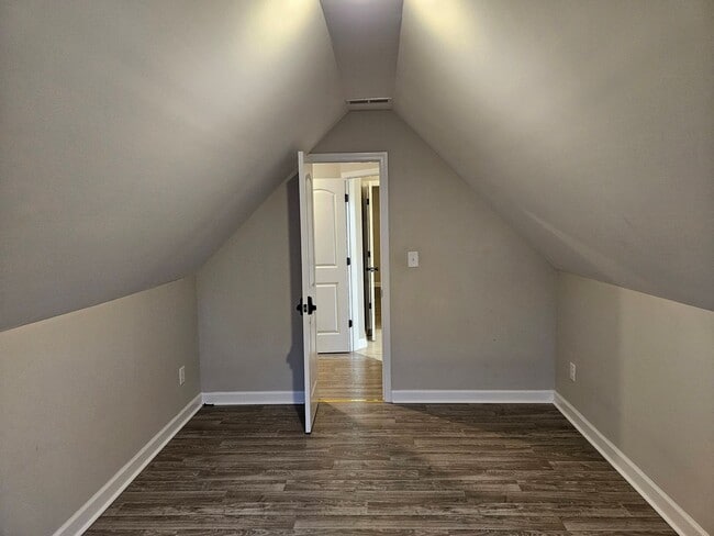 Building Photo - Charming 3-bedroom, 2-bathroom unfurnished...