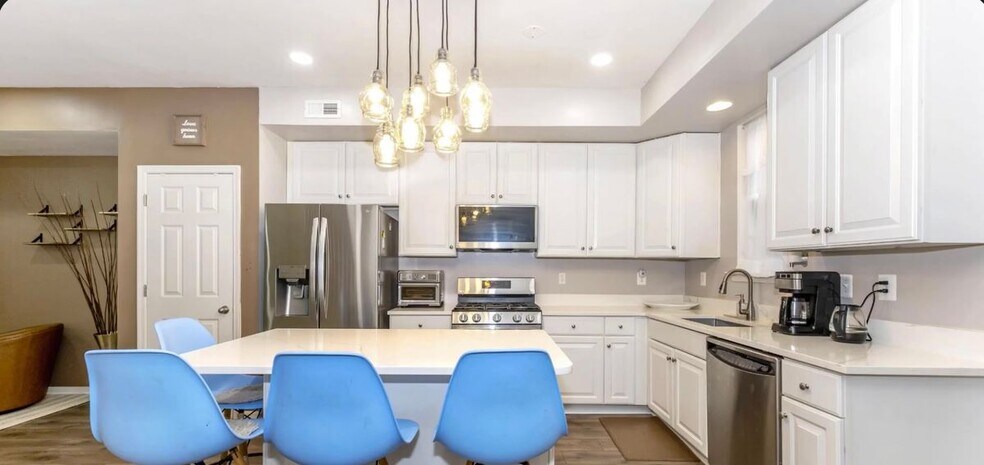 Building Photo - 639 Tivoli Rd