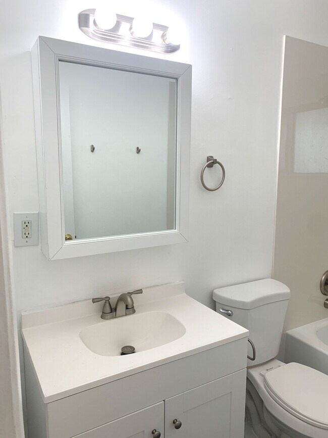 Building Photo - 1026 E Highland Ave