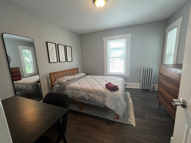 Building Photo - 596 Beacon St