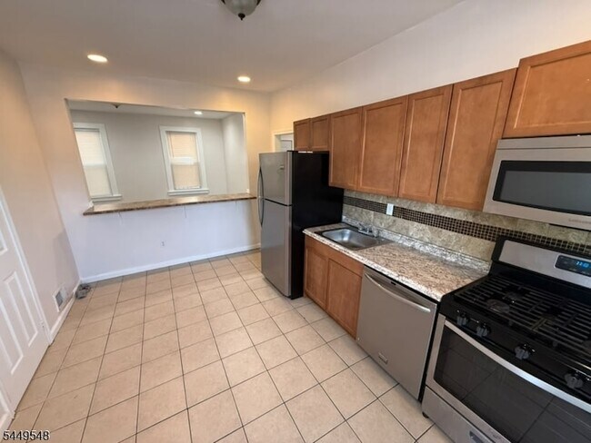 Building Photo - 86 Mapes Ave
