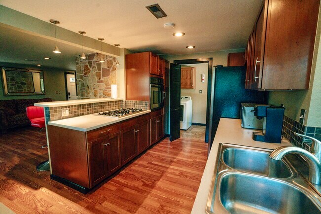 Building Photo - 1330 Kipling St