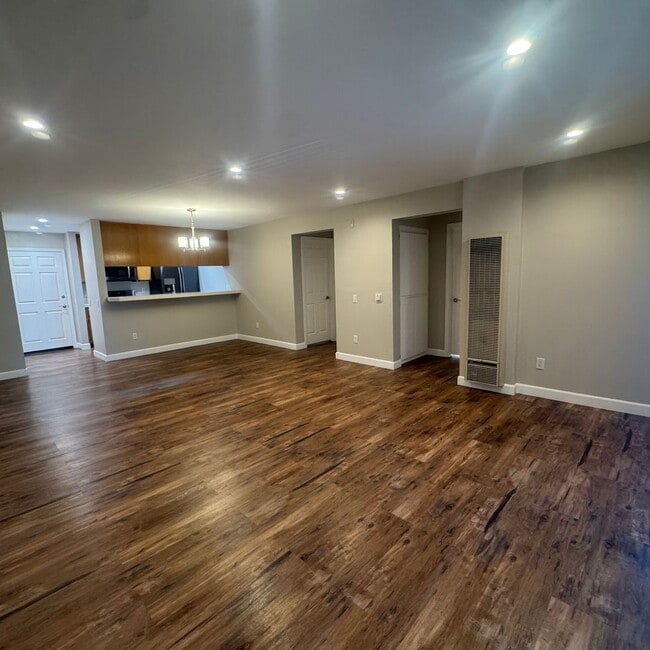 Building Photo - Spacious 2 Bed / 2 Bath Long Beach Condo Near Traffic Circle, CSULB & Belmont Heights