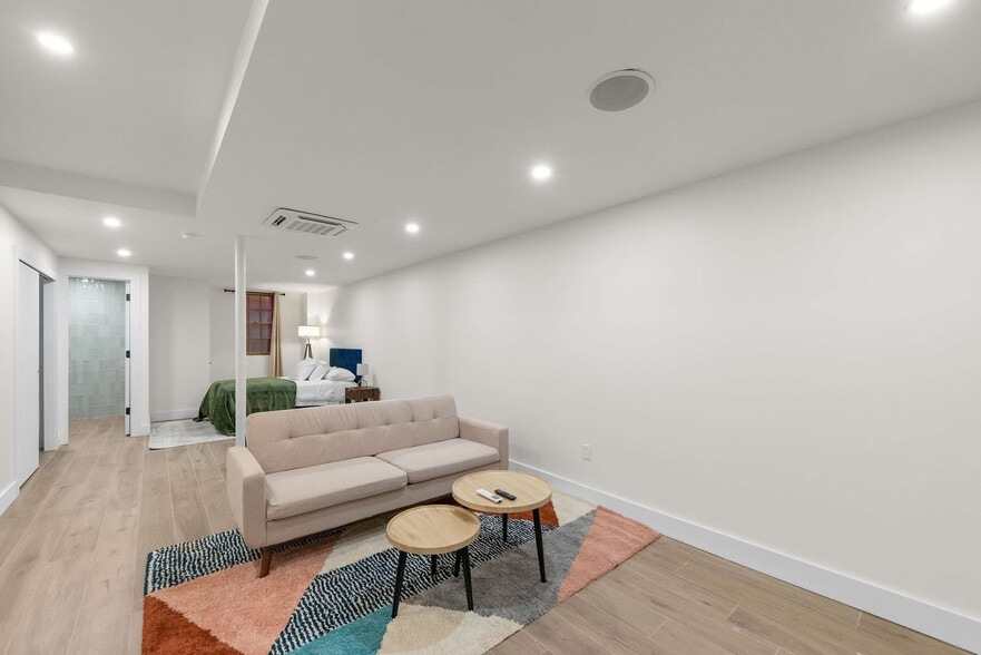 Building Photo - 10 Hausman St