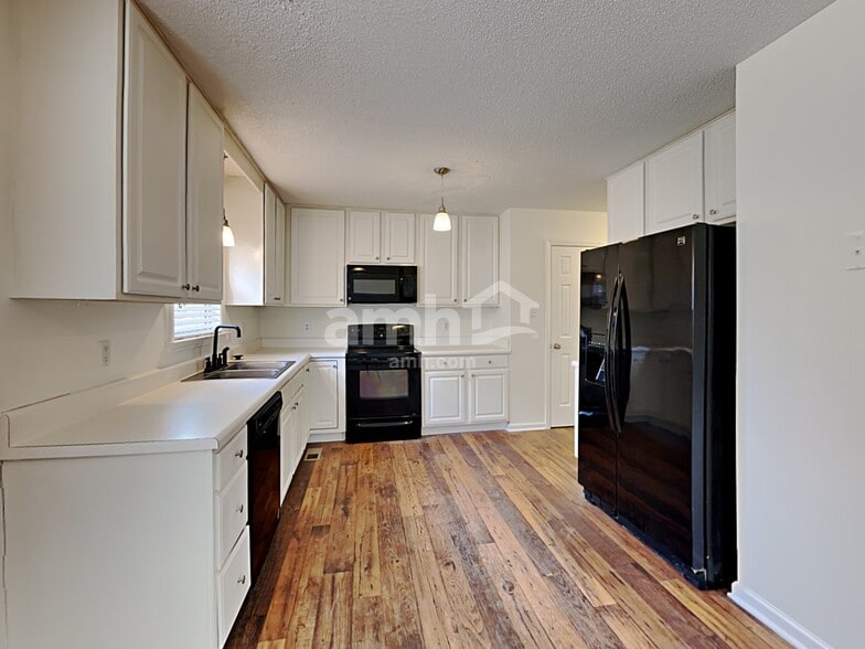 Building Photo - 241 Pinecroft Dr