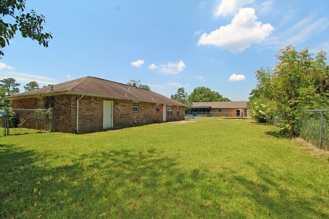 Building Photo - 3/2 Northwest Pensacola brick home with ga...