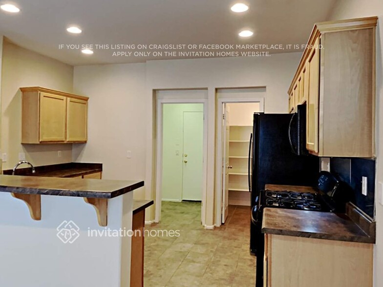 Building Photo - 44100 W Cypress Ln