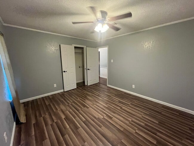 Building Photo - New Listing!