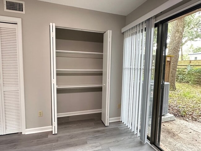 Building Photo - Island Townhouse-Close to Shopping and Beach!