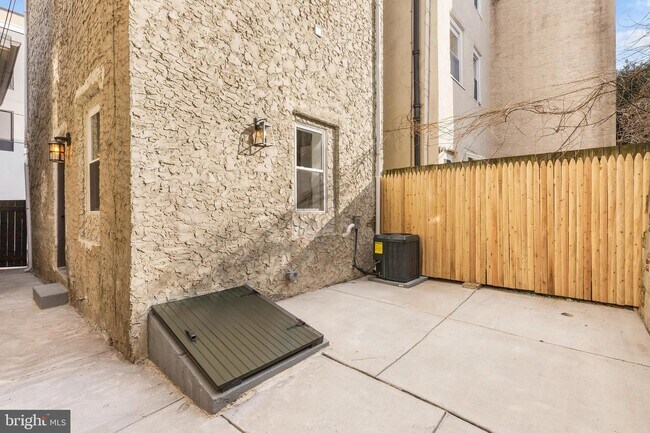 Building Photo - 604 S Delhi St