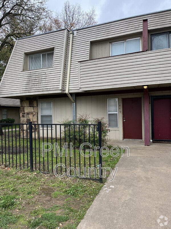 Building Photo - 2216 E 66th Pl