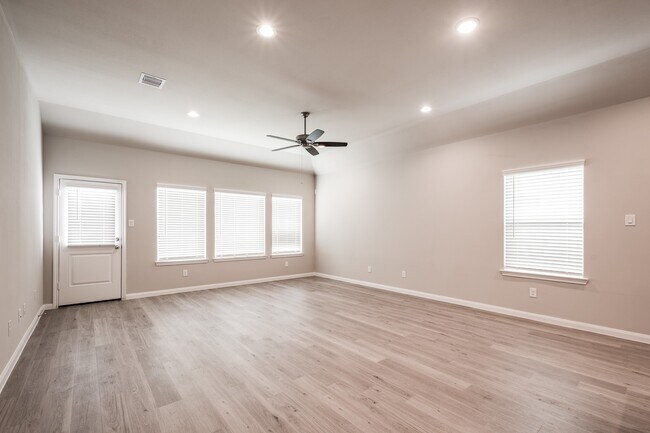 Building Photo - 3918 Sugardale St