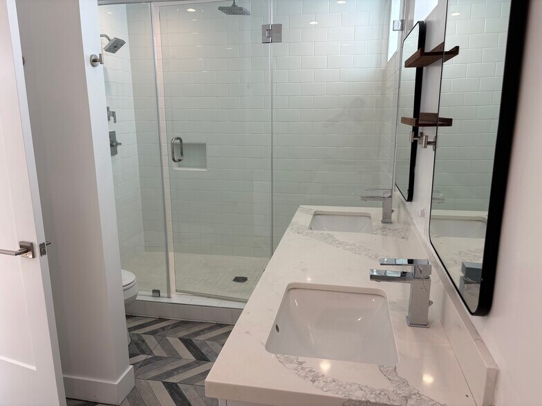 Building Photo - 857 1/2 Hyperion Ave