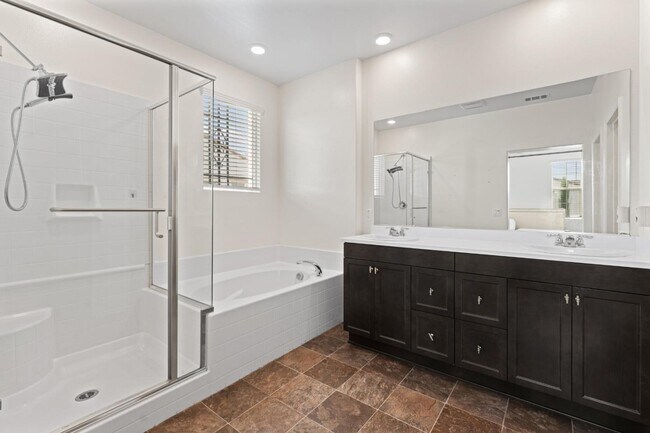 Building Photo - 30324 Town Square Dr