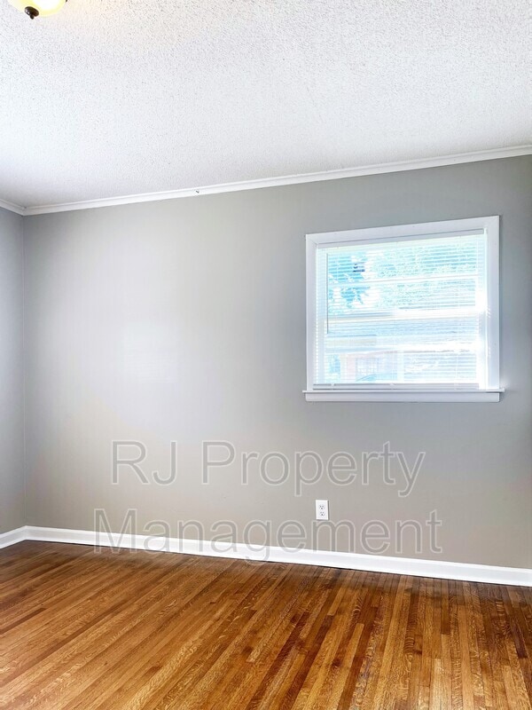 Building Photo - 3641 Bishops Bridge Rd