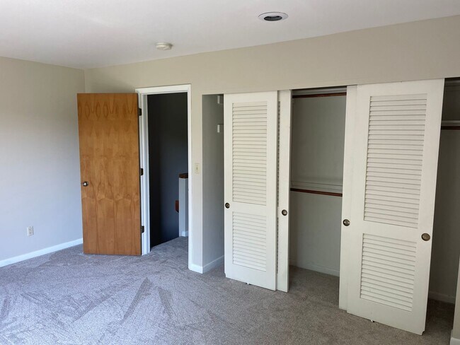 Building Photo - 2 Bed/1.5 Bath Condo Close to UIHC!
