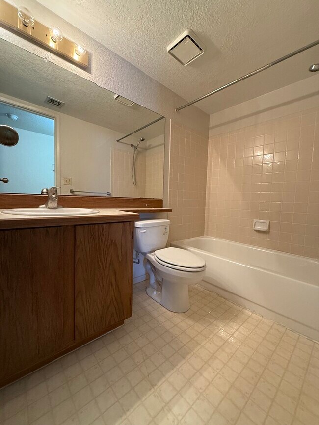 Building Photo - APARTMENT FOR RENT