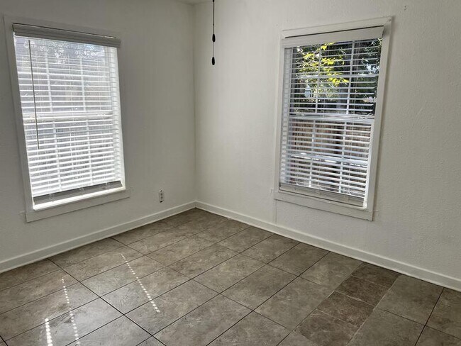 Building Photo - 146 Eross St