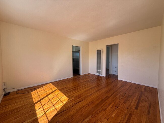 Building Photo - Kensington_Upper level Spacious 1Bed 1Bath reserved parking