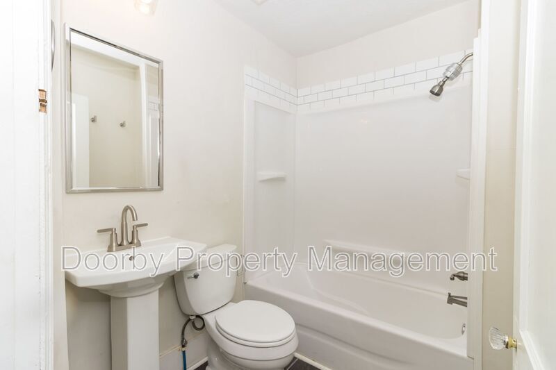 Building Photo - 209 W Peak St