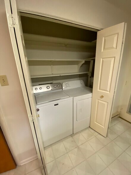 Building Photo - 923 St Clair St