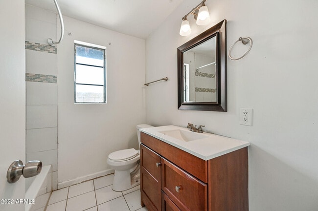 Building Photo - 3949 E Earll Dr