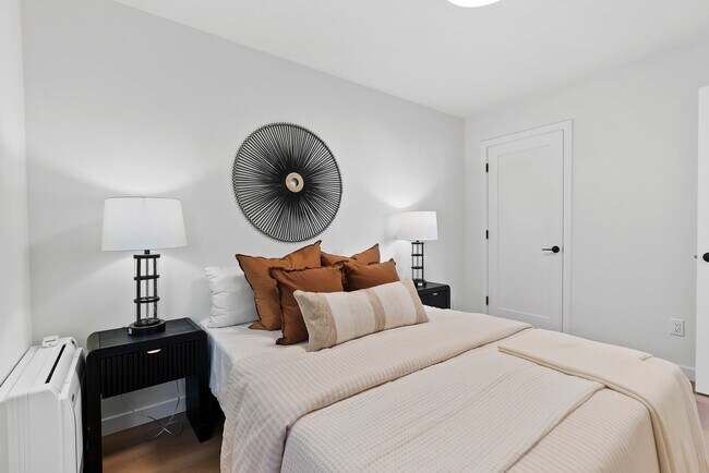 Building Photo - Modern Elegance in the Heart of Wallingford