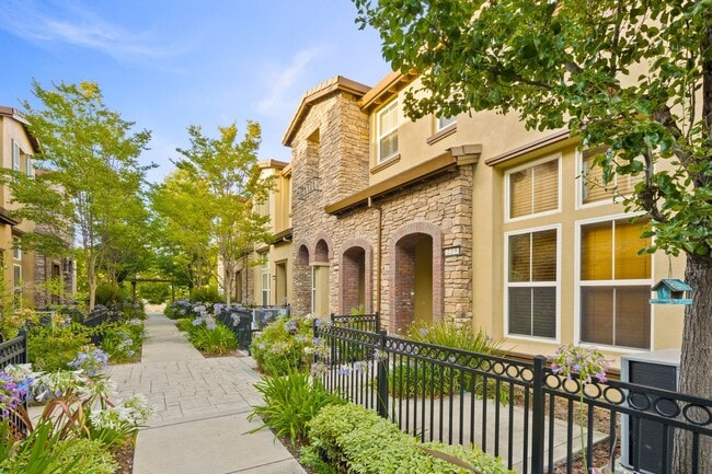 Building Photo - PRIVATE TOWNHOME NEAR DOWNTOWN STROLL TO E...