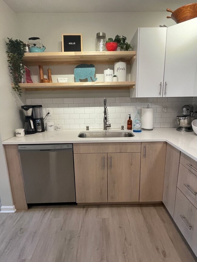 Building Photo - Champlin Main Floor Renovated Apartment, D...