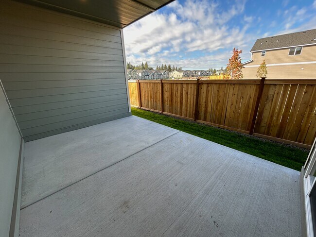 Building Photo - 294 E Viceroy Ave