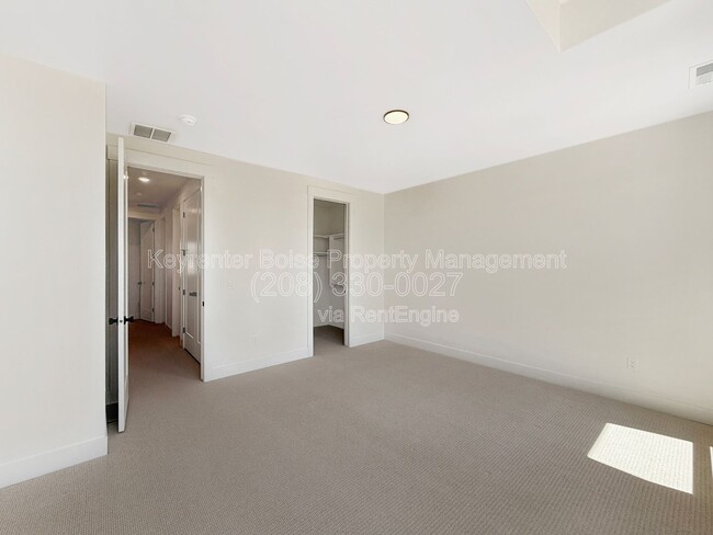 Building Photo - 373 E Lombard Ln