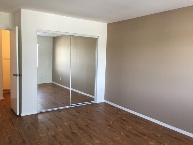 Building Photo - Beautiful 1 Bed/1 Bath Condo Apartment with Private Balcony, Hardwood Flooring, Pool, and AC