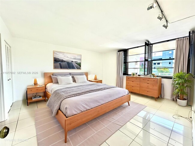 Building Photo - 9500 W Bay Harbor Dr