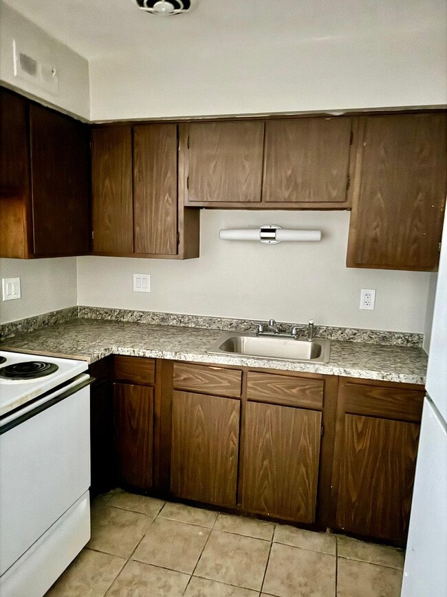 Building Photo - Salem Apartments