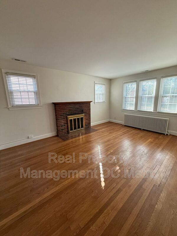 Building Photo - 4433 South Dakota Ave NE