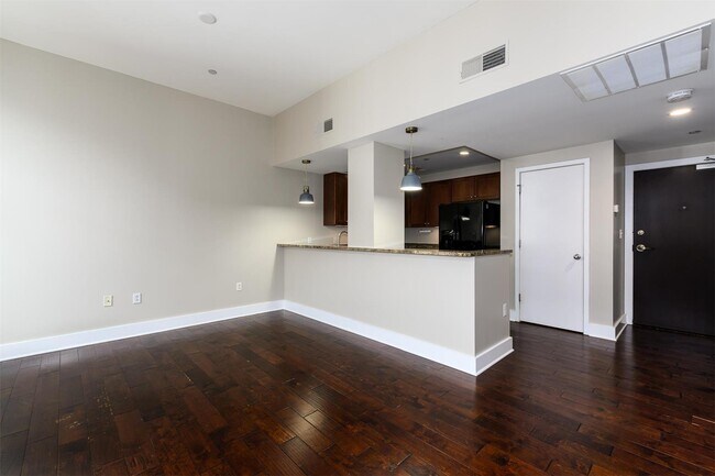 Building Photo - 300-314 N Broadway