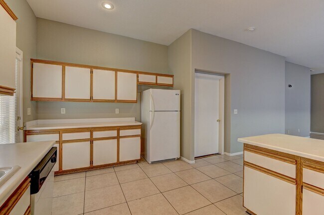 Building Photo - Welcome to this beautifully maintained sin...