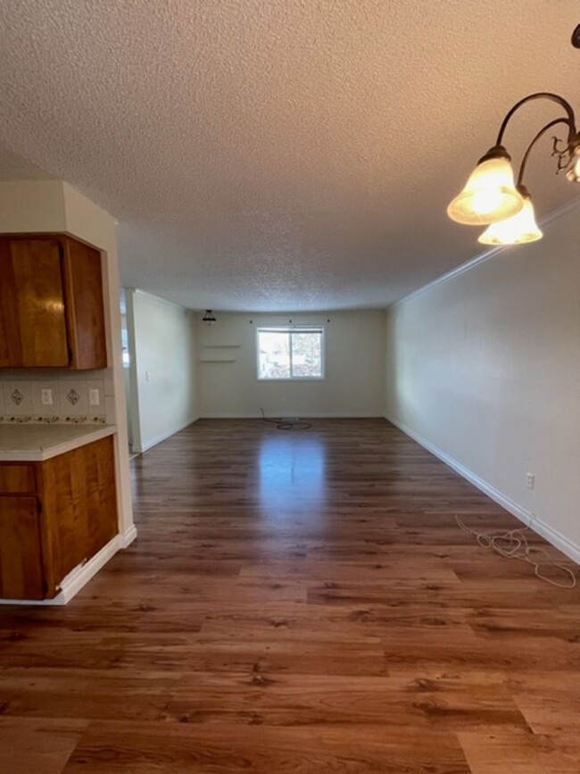 Building Photo - 2 Bedroom, 1.5 Bath Townhouse