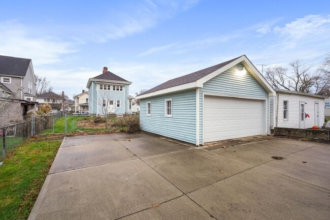 Building Photo - 76 Commodore St