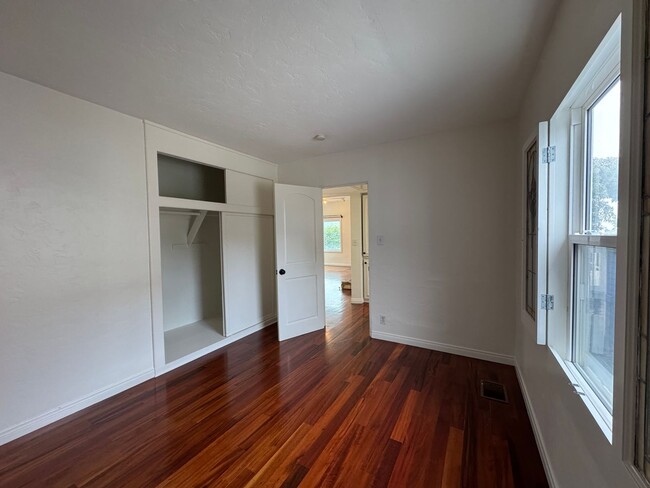 Building Photo - Stunning 2 Bedroom and 2 Bathroom Back Hou...