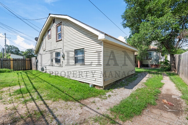 Building Photo - 1146 S Pattie St